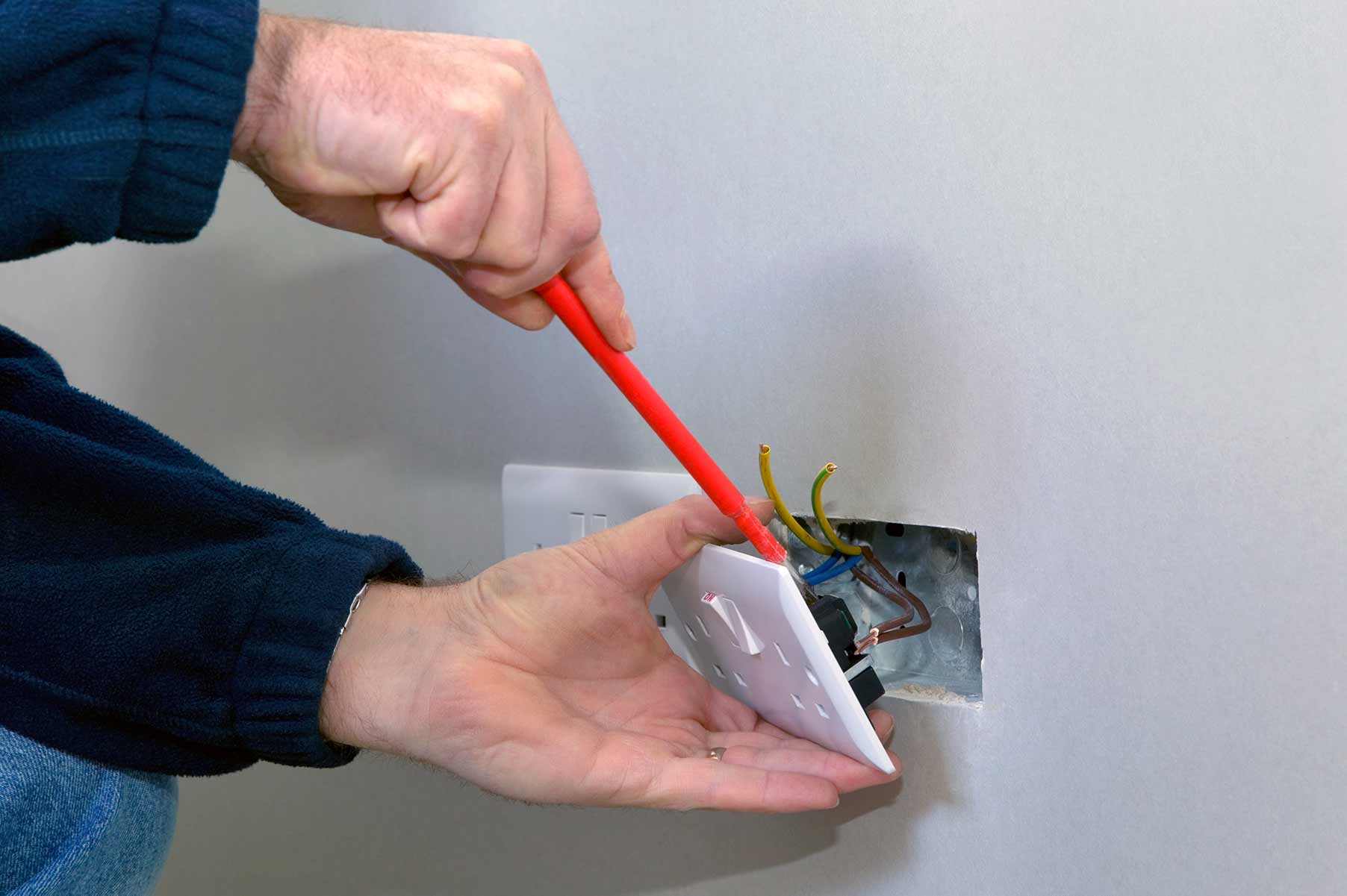 Our electricians can install plug sockets for domestic and commercial proeprties in Kingsteignton and the local area. 